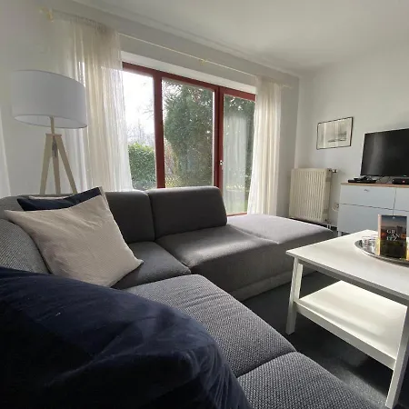 Ferienwohnung-peter-pan-mit-sonnenterrasse-garten-zwischen-strand-wald-wiese-auf-ruegen Apartment *