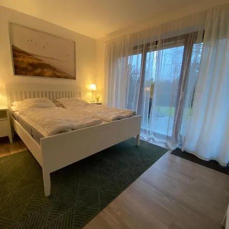 Ferienwohnung-peter-pan-mit-sonnenterrasse-garten-zwischen-strand-wald-wiese-auf-ruegen *
