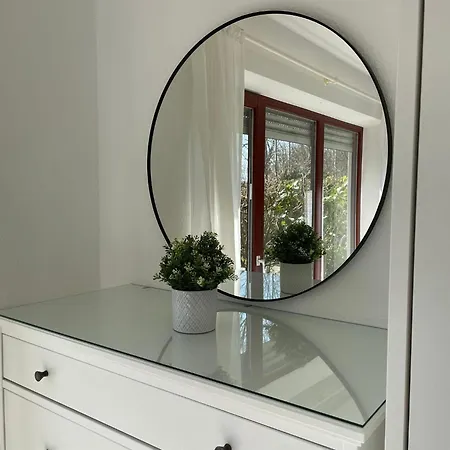 Ferienwohnung-peter-pan-mit-sonnenterrasse-garten-zwischen-strand-wald-wiese-auf-ruegen Lägenhet