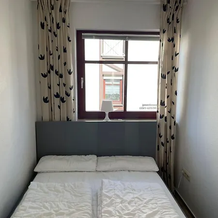 Ferienwohnung-peter-pan-mit-sonnenterrasse-garten-zwischen-strand-wald-wiese-auf-ruegen Lägenhet