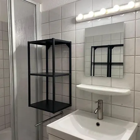 Ferienwohnung-peter-pan-mit-sonnenterrasse-garten-zwischen-strand-wald-wiese-auf-ruegen