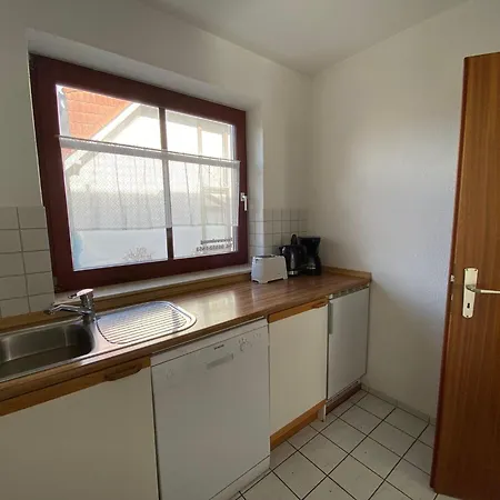 Ferienwohnung-peter-pan-mit-sonnenterrasse-garten-zwischen-strand-wald-wiese-auf-ruegen