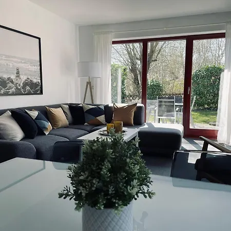 Ferienwohnung-peter-pan-mit-sonnenterrasse-garten-zwischen-strand-wald-wiese-auf-ruegen Lägenhet