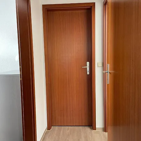 Ferienwohnung-peter-pan-mit-sonnenterrasse-garten-zwischen-strand-wald-wiese-auf-ruegen