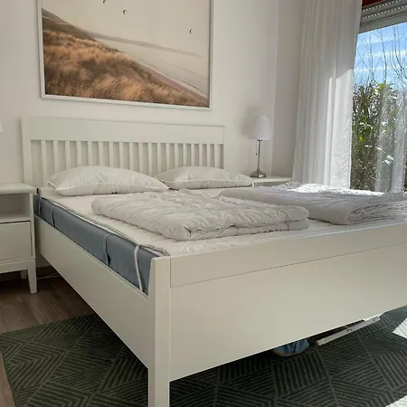 Ferienwohnung-peter-pan-mit-sonnenterrasse-garten-zwischen-strand-wald-wiese-auf-ruegen Lägenhet