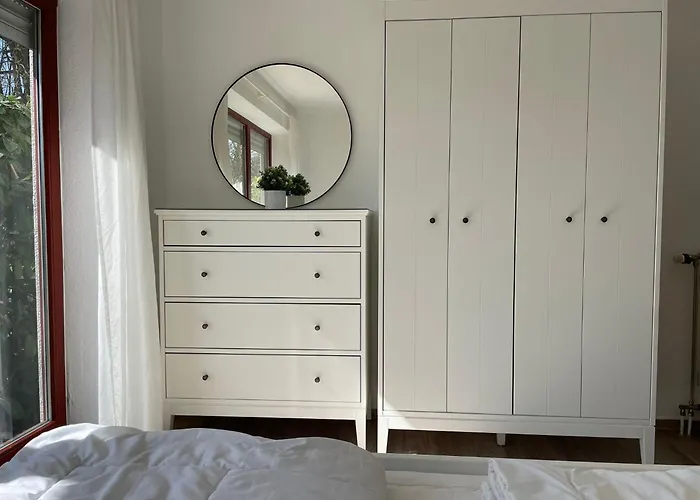 Ferienwohnung-peter-pan-mit-sonnenterrasse-garten-zwischen-strand-wald-wiese-auf-ruegen *