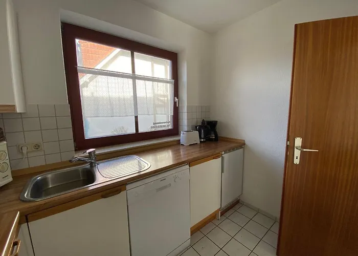 Ferienwohnung-peter-pan-mit-sonnenterrasse-garten-zwischen-strand-wald-wiese-auf-ruegen