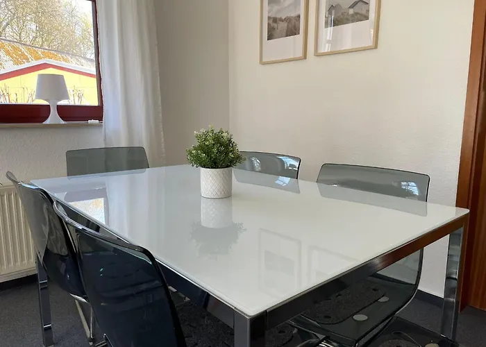 Ferienwohnung-peter-pan-mit-sonnenterrasse-garten-zwischen-strand-wald-wiese-auf-ruegen *